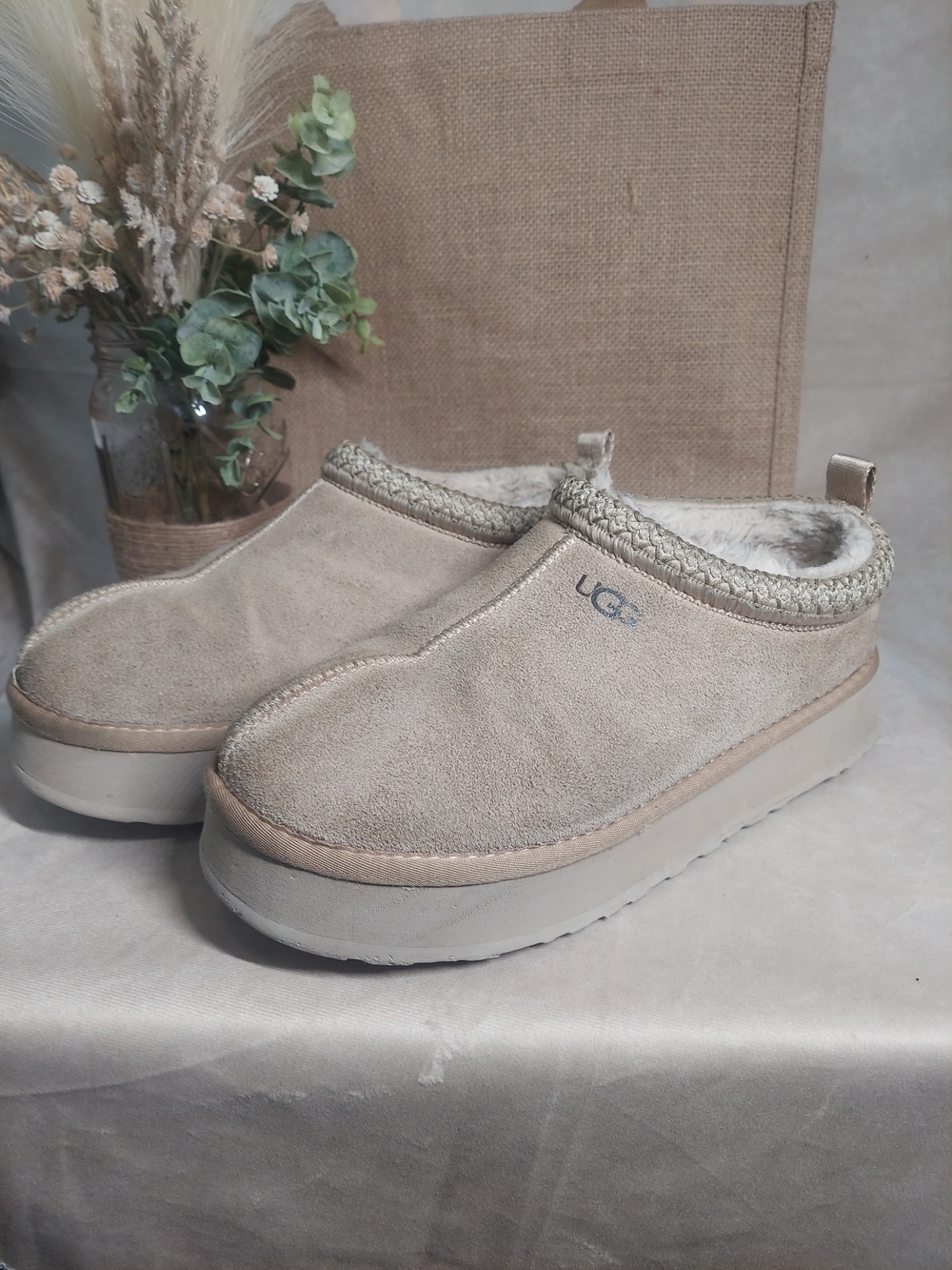 UGG Women's Size 9 Platform Leather Sheepskin Lined Slippers Casual Comfort